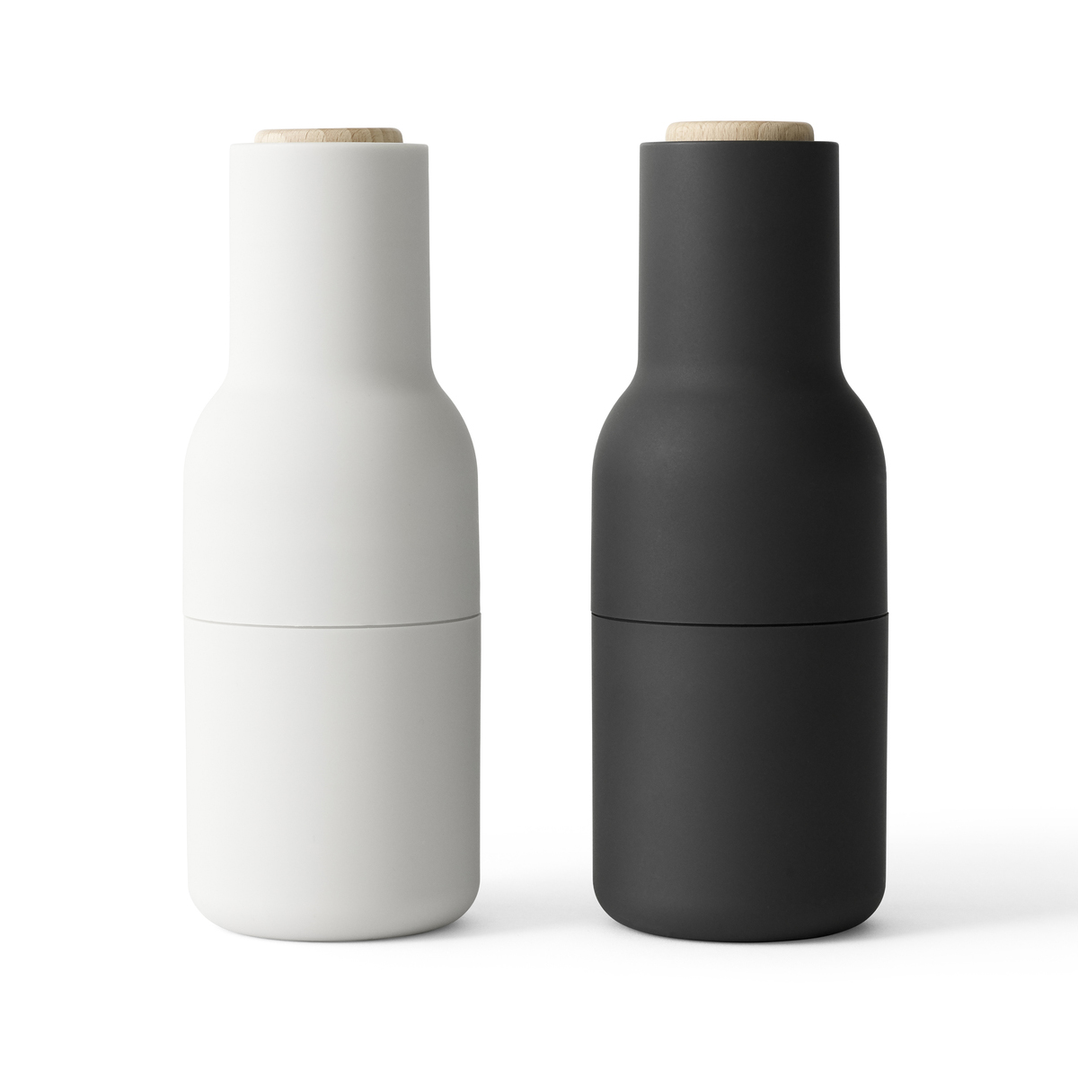 https://www.nordicnest.es/assets/blobs/audo-copenhagen-2-molinillos-de-especias-bottle-ash-carbon-tapa-de-haya/12542-15-01-60c96d2f5c.jpg