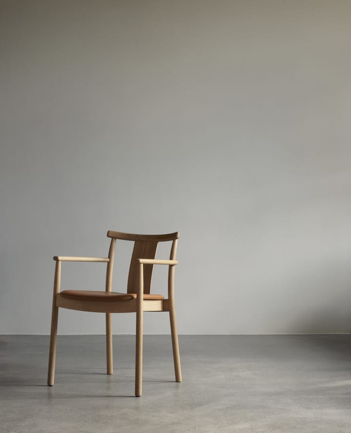 Silla con reposbrazos y cojín de silla Merkur, Oak- Dakar 0250 cognac Audo Copenhagen