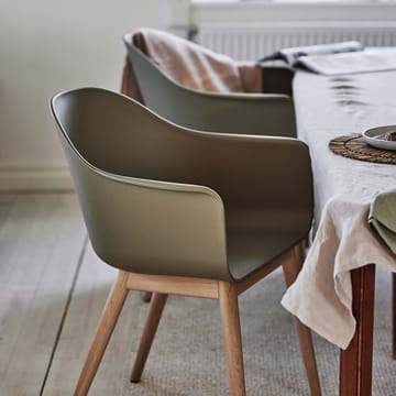 Silla Harbour con reposabrazos y con patas de roble - olive - Audo Copenhagen