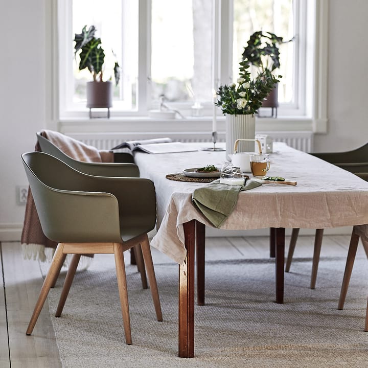 Silla Harbour con reposabrazos y con patas de roble, olive Audo Copenhagen