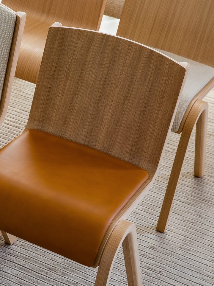 Silla Ready con asiento tapizado, Red oak-Dakar 0329 Brown Audo Copenhagen