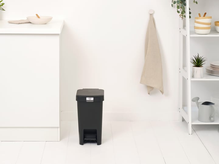 Papelera con pedal StepUp de 10 L, Gris oscuro Brabantia