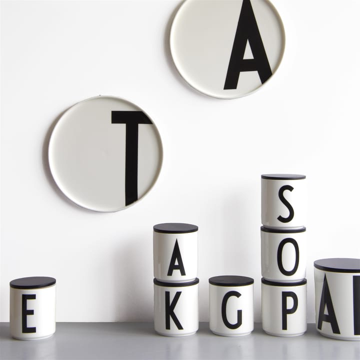 Taza con letra Design Letters, O Design Letters