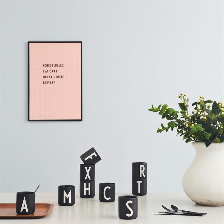 Taza negra Design Letters, G Design Letters