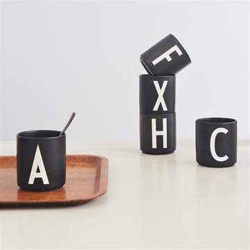 Taza negra Design Letters - G - Design Letters