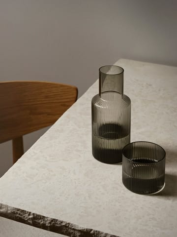 Set de jarra y vaso Ripple small - smoked grey - ferm LIVING