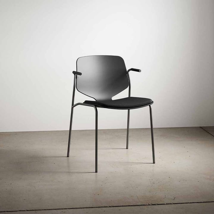 Silla con reposabrazos Nova Sea, Tela cura 60111 black, estructura de acero negro Mater