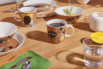 Taza Moomin Stinky in action - marrón - Moomin Arabia