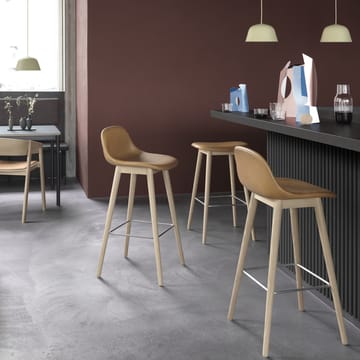 Silla Fiber bar stool 75 cm - Dusty green, patas barnizadas de marrón oscuro - Muuto