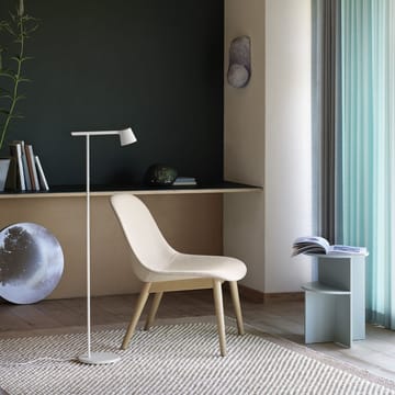 Sillón Fiber base madera - Dusty green, patas dusty green - Muuto