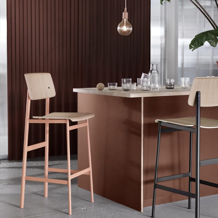 Taburete bar Loft, Stained dark brown, alto, base de acero en color negro Muuto