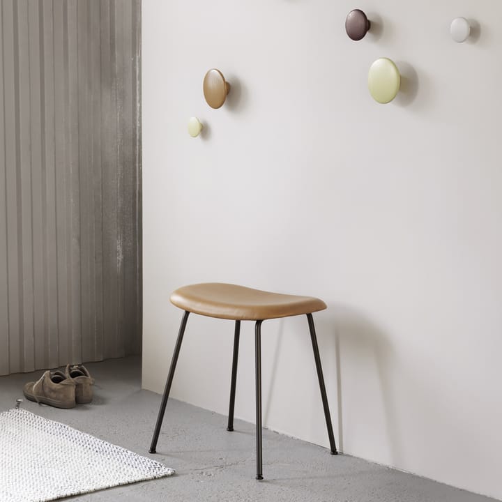 Taburete Fiber, Cuero negro, patas de madera Muuto