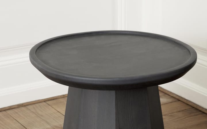 Mesa auxiliar Pine table small Ø45 cm H: 40,6 cm, Dark Grey Normann Copenhagen