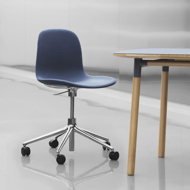 Silla de oficina Form chair swivel 5W, Azul, aluminio negro, ruedas Normann Copenhagen