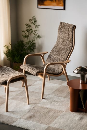 Sillón y reposapiés Lamino haya lacada/piel de oveja - Sahara (marrón turrón) - Swedese