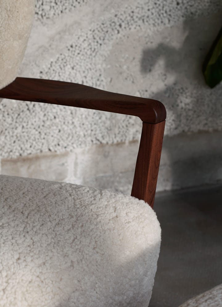 Sillón Wulff Lounge Chair ATD2, nogal aceitado-Moonlight &Tradition