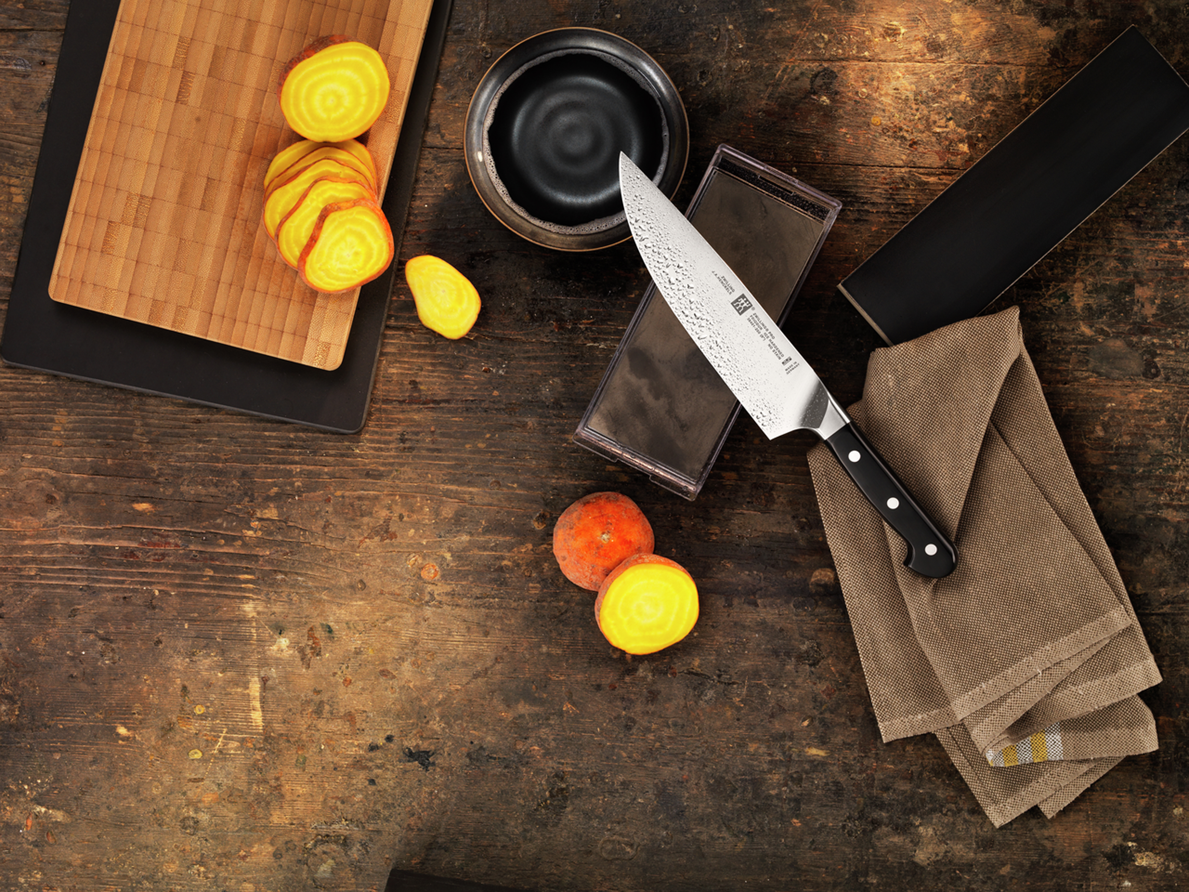 https://www.nordicnest.es/assets/blobs/zwilling-cuchillo-de-chef-zwilling-pro-20-cm/509079-01_20_EnvironmentImage-86d7d8f56b.jpg