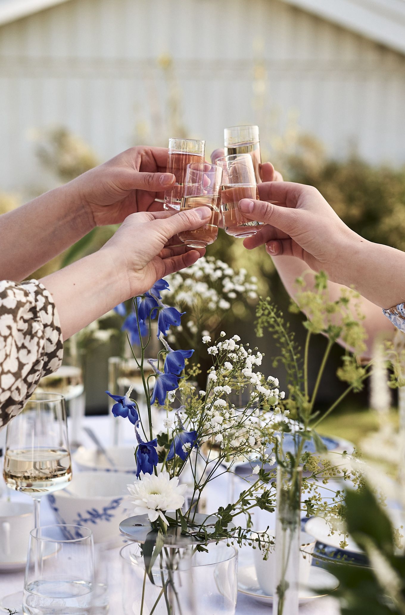 Organiza una auténtica fiesta sueca de midsommar y disfruta de un chupito de 3 del vaso Rocks de Zone Denmark.