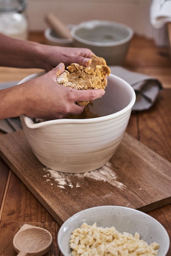 Un consejo para entrar en el ambiente navideño es hornear para el Adviento, como aquí, donde se amasa la masa para un pastel de azafrán.