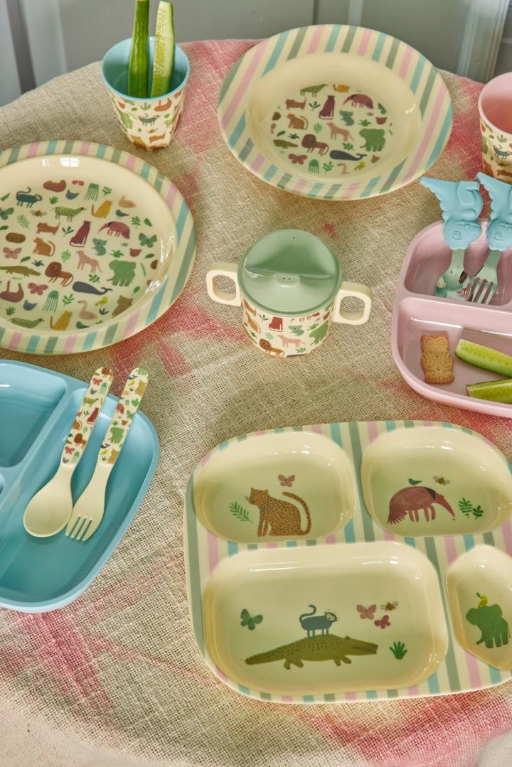 Este dulce juego de cena con vajilla infantil de Rice con el patrón Sweet Jungle es perfecto como regalo de baby shower.