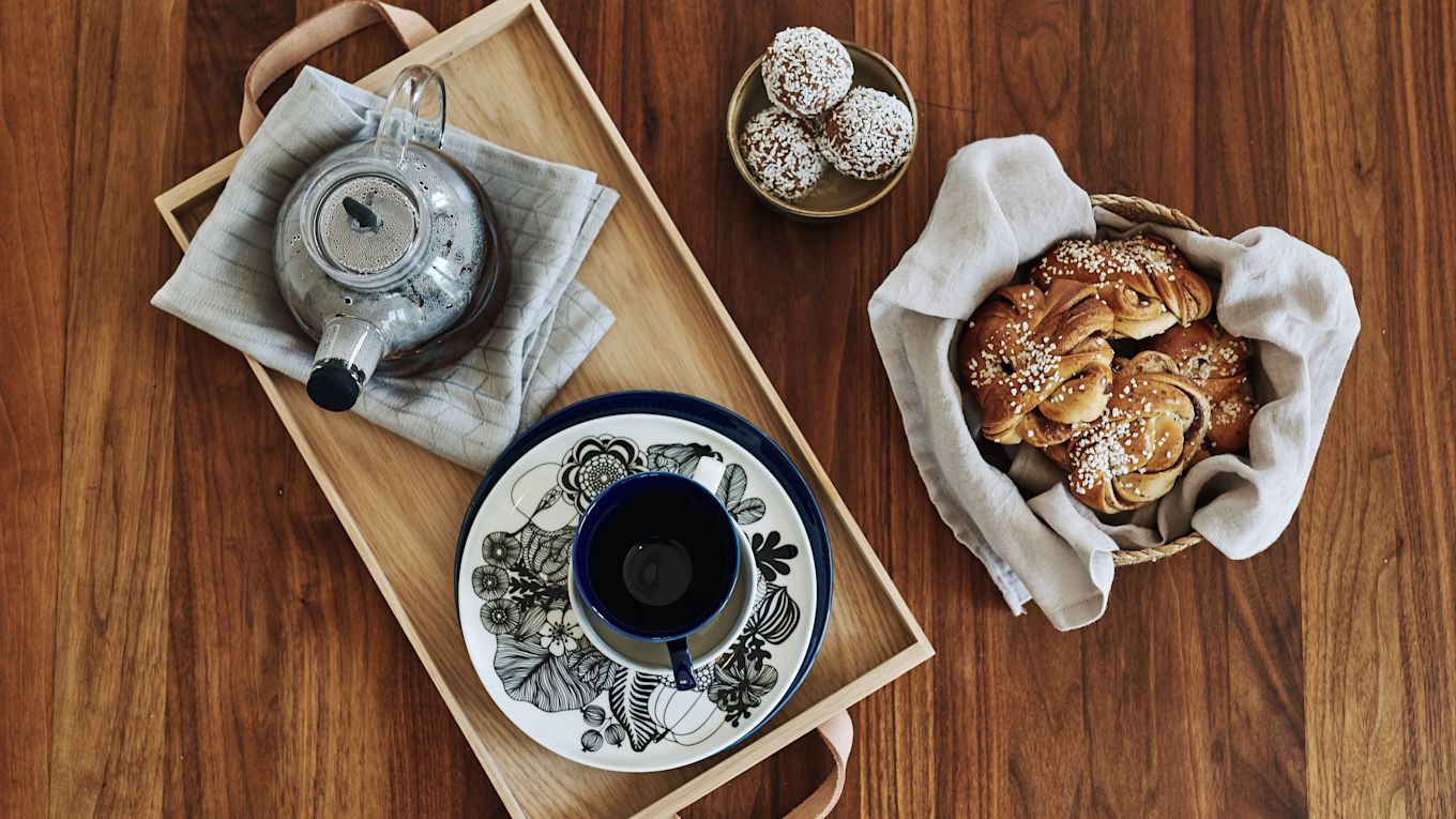 Fika sueco: prepara un fika como un sueco con una tetera de cristal, tazas Grace suecas y platos marimekko y bollos de canela.