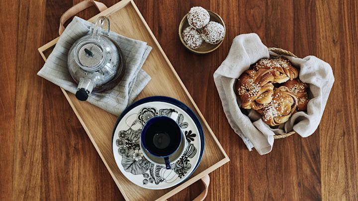 Fika sueco: prepara un fika como un sueco con una tetera de cristal, tazas Grace suecas y platos marimekko y bollos de canela.