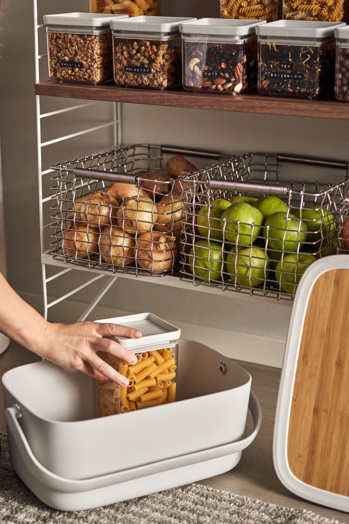 Organiza la despensa con las prácticas cestas de Korbo y la caja de almacenaje de Brabantia para facilitar el día a día.