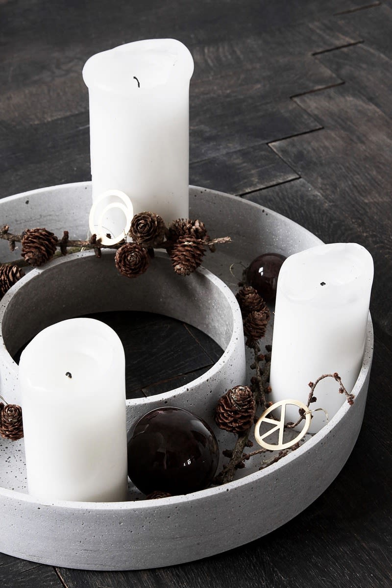 Inspírate con bonitos candelabros de adviento para la Navidad: aquí ves el elegante y versátil candelabro de adviento The Ring en hormigón gris de House Doctor.