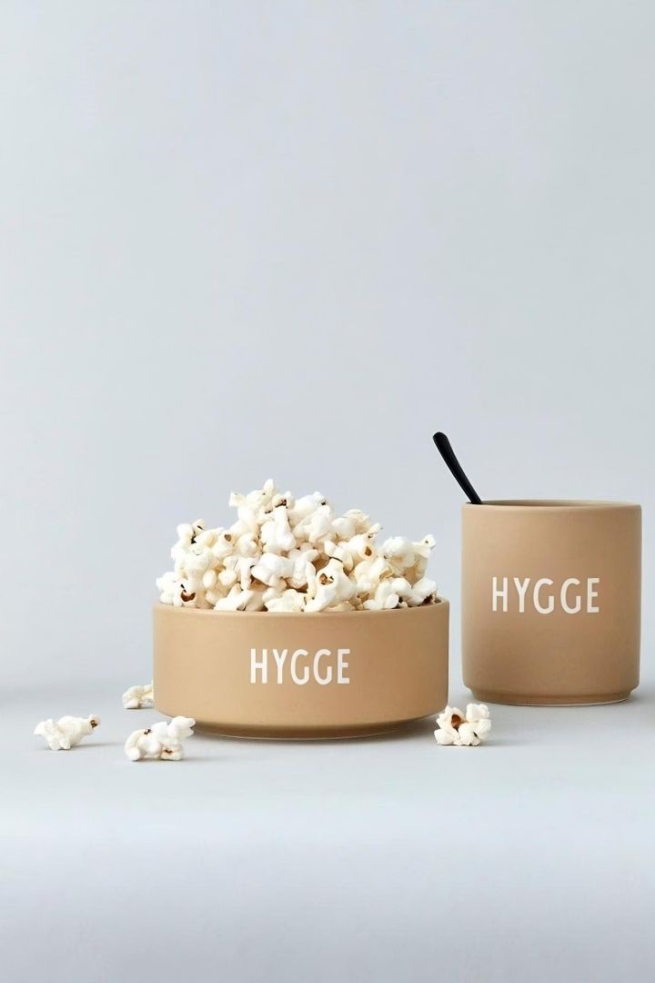 El otoño escandinavo puede volverse muy incómodo, así que planifica una noche de cine, donde por supuesto no puede faltar las palomitas de maíz, que aquí se muestran en el tazón beige Hygge de Design Letters.