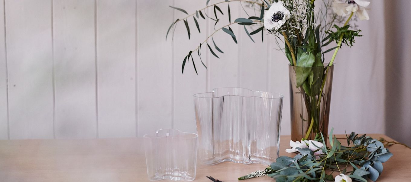 Los jarrones Alvar Aalto de Iittala son los perfectos para tus flores.