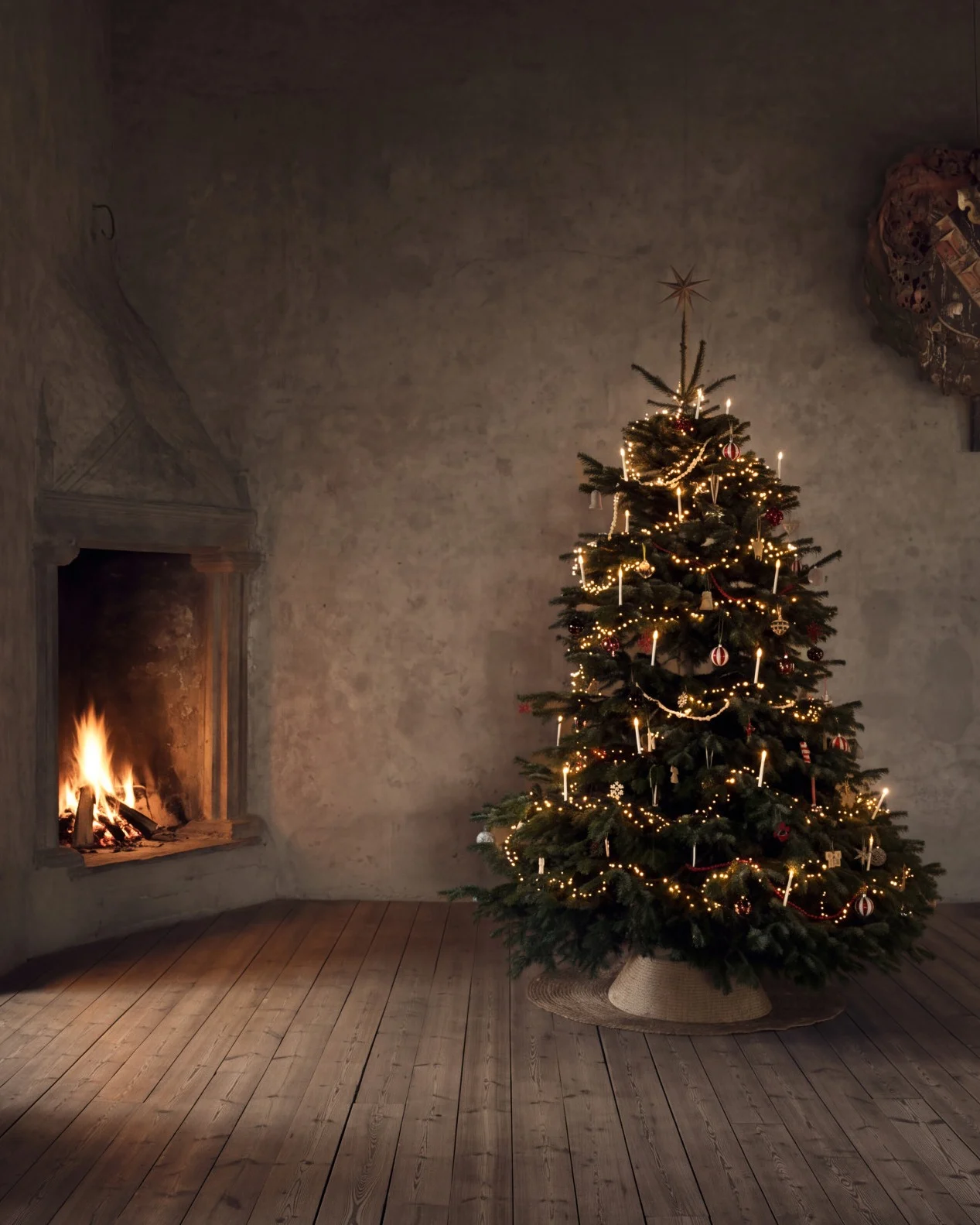 Árbol de Navidad con luces y velas junto a una chimenea encendida en una habitación rústica.