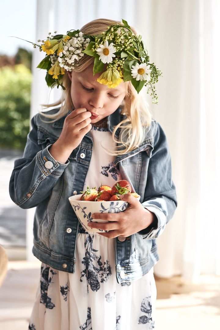 Bol de desayuno Havspil en azul y blanco de Scandi Living, relleno de fresas. 