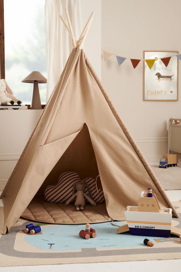 La tienda tipi Kids Base es perfecta para usar a la hora de decorar habitaciones infantiles, aquí podrás poner almohadas cómodas y mantas y dejar que la tienda se convierta en un lugar de descanso y momentos acogedores.