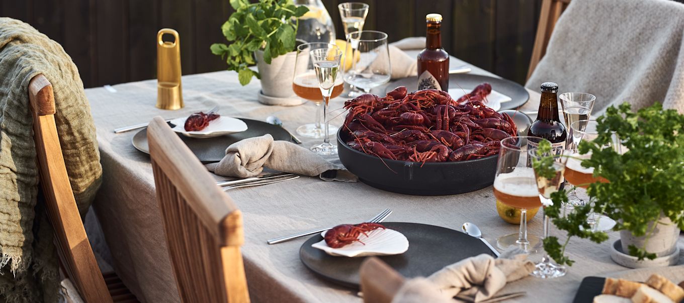 Organiza una fiesta sueca de cangrejos de río con nuestros consejos que te ayudarán a preparar la mesa, el menú y las sencillas tradiciones suecas.