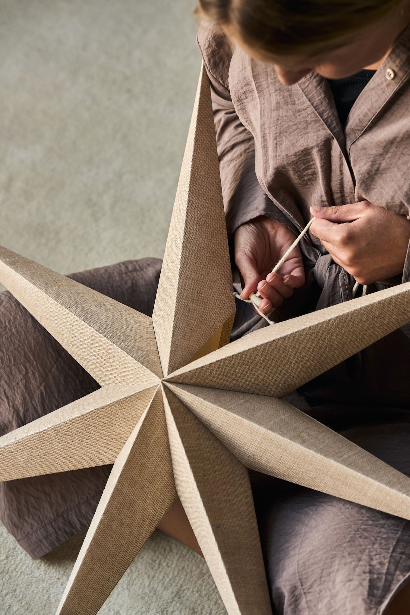 Cómo decorar con adornos navideños tradicionales escandinavos: La estrella navideña colgante Eve en papel blanco de Scandi Living es un adorno navideño escandinavo muy atmosférico y tradicional.