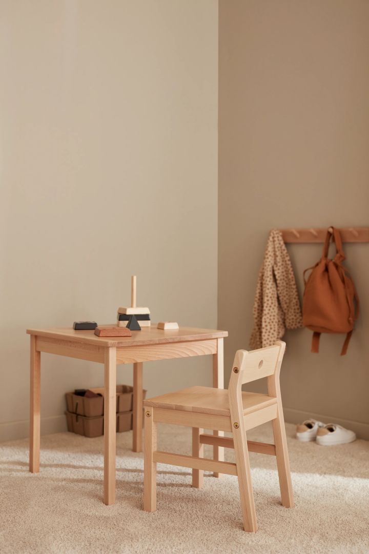 La mesa Saga de Kids Concept encaja perfectamente en la decoración de una habitación infantil, una elegante mesa de madera que encaja independientemente del estilo en la habitación infantil, aquí con la silla que la acompaña.