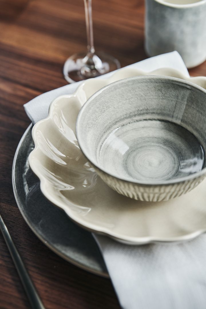 Juego de mesa con bol Oyster beige en color arena y bol, plato y taza grises de las series Basic, MSY, Strips y Oyster de Mateus. 