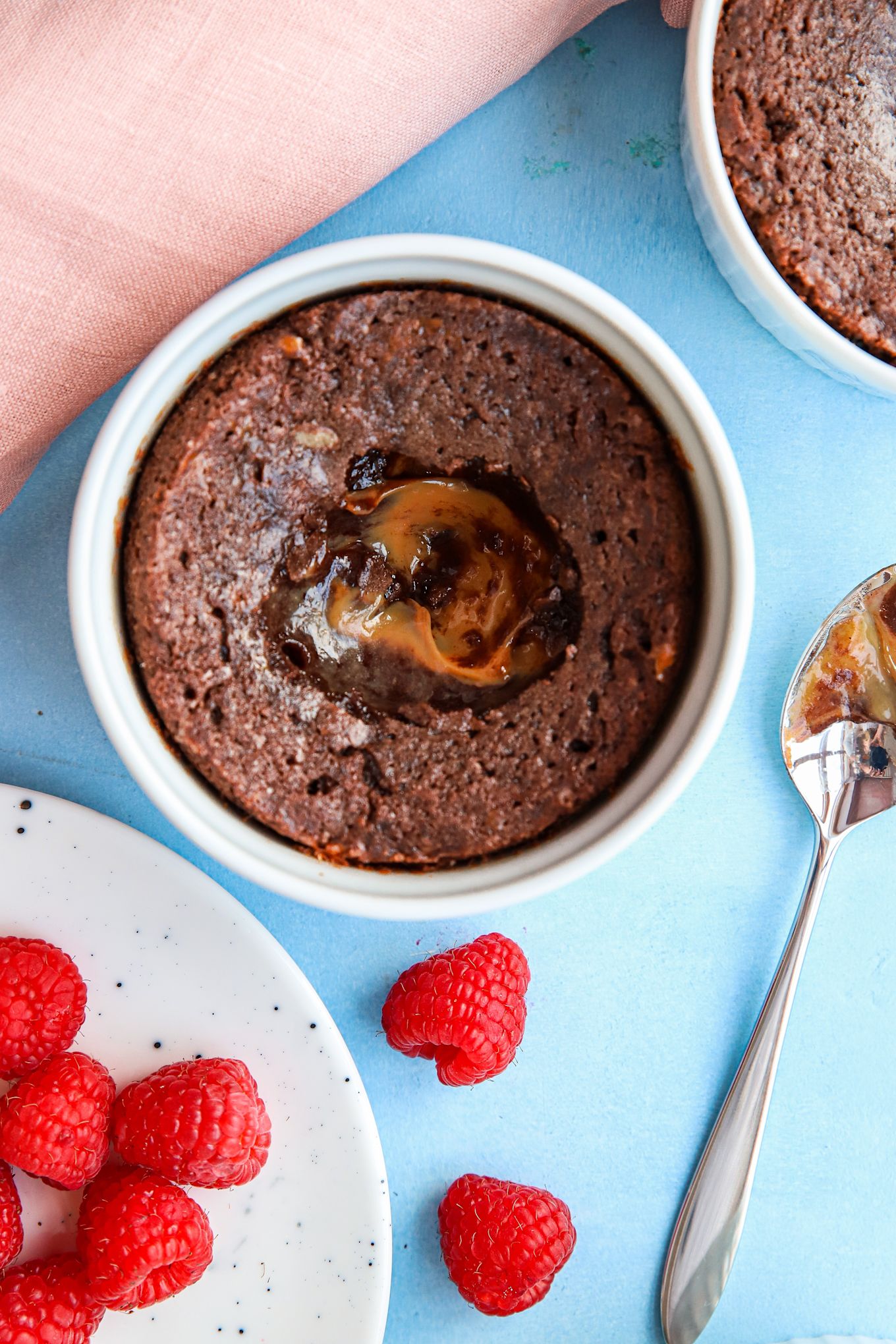 Aquí vemos un buen fondant de chocolate en plato de soufflé blanco de Pillivuyt una de las
recetas de postres de chocolate de Baka med Frida.