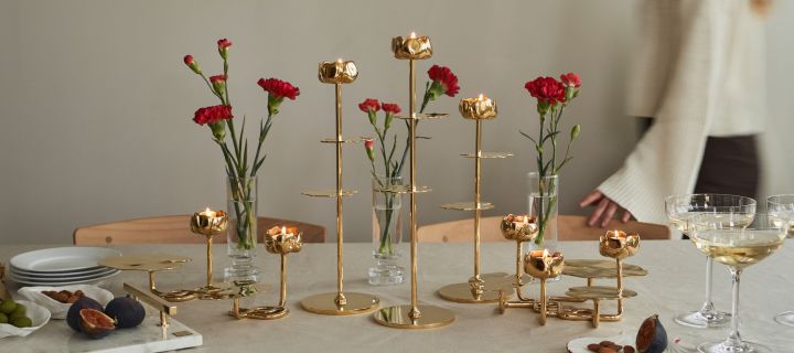 Decora la mesa de forma festiva: con Hilke y los candelabros Ninfea Alta de latón