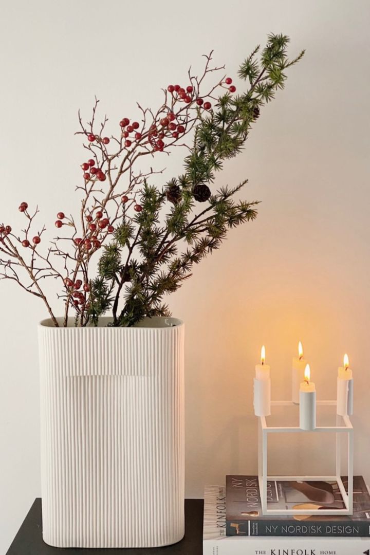 El elegante jarrón Ridge de Muuto en color blanco roto de Menu es uno de nuestros 20 consejos para regalos de Navidad para aquellos que están en el último minuto. Foto: @saati_shahidahome.