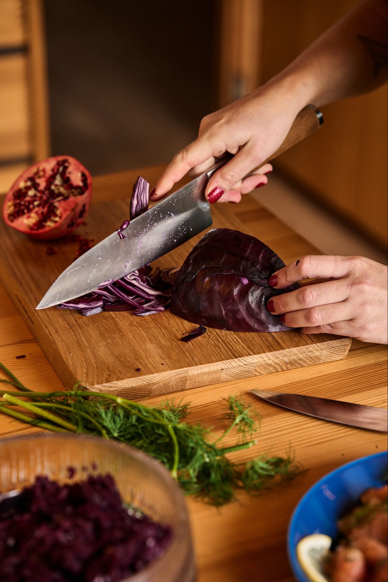 La col roja se pica para preparar una ensalada de col roja. Aquí sobre una tabla de cortar de Fiskars.