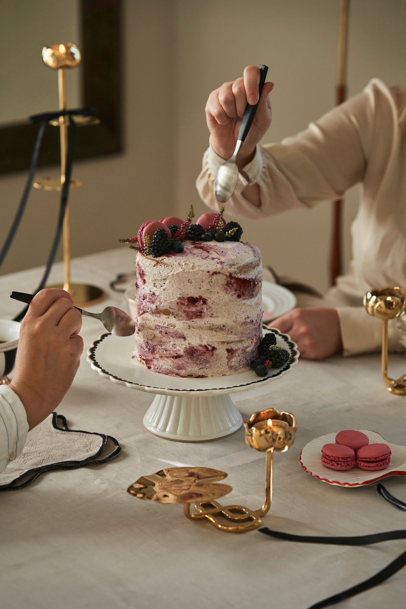 Muchos de los productos de Hilke vienen en bonitas cajas de regalo, como aquí en un plato, al lado del cual se encuentra la taza Strisce de color rosa de Hilke.