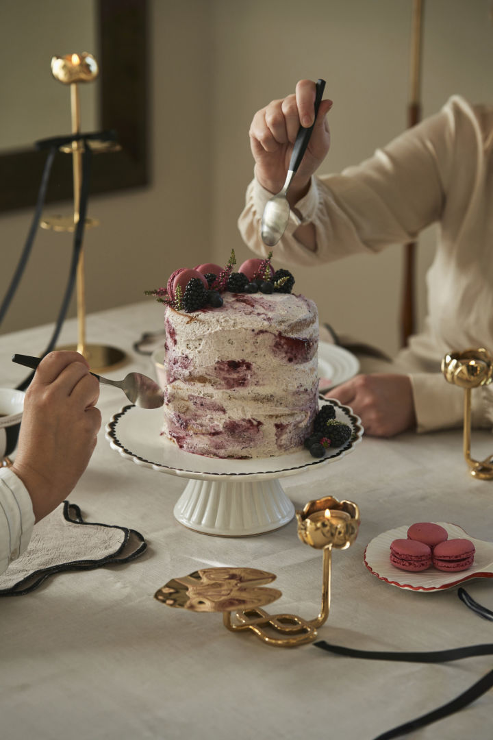 Muchos de los productos de Hilke vienen en bonitas cajas de regalo, como aquí en un plato, al lado del cual se encuentra la taza Strisce de color rosa de Hilke.