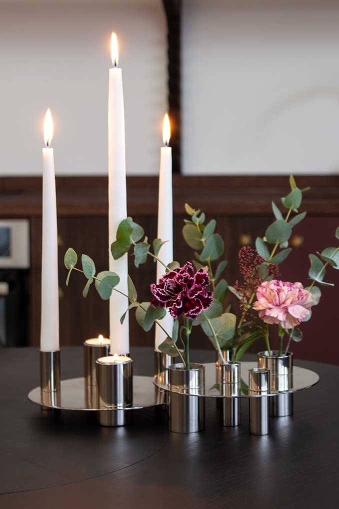 Inspírate con bonitos candelabros de adviento para la Navidad: aquí ves el elegante y festivo candelabro de adviento Awa en plata de Klong.