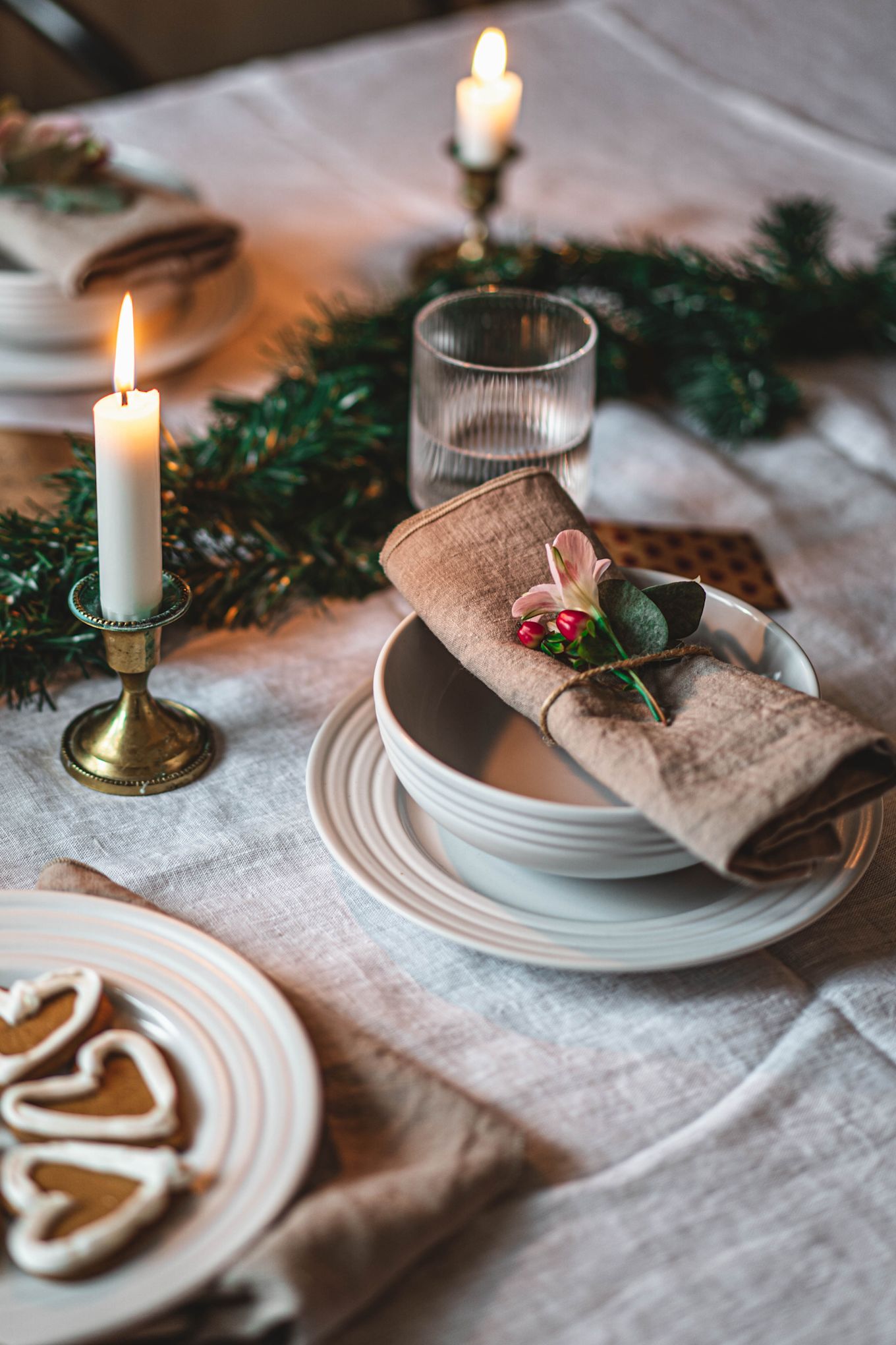 Consejos para regalos de Navidad - regala un elegante set de porcelana, aquí en blanco de NJRD, en una encantadora mesa navideña de Hannes Mauritzson.