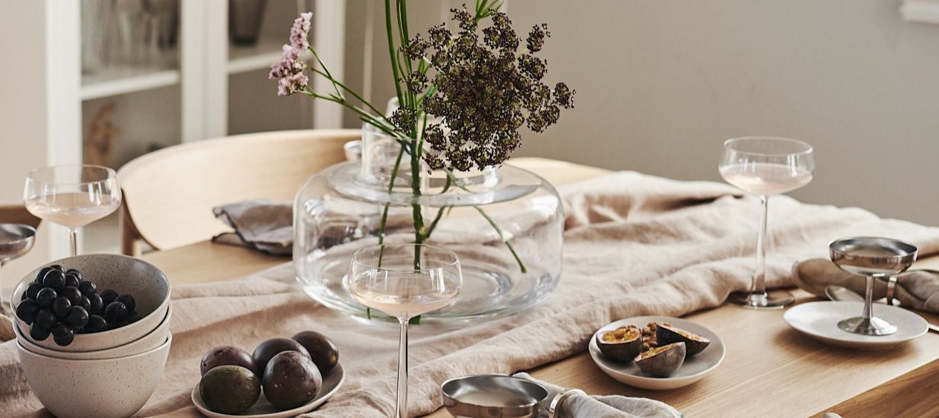 Una mesa romántica con vajilla de By On y elegantes copas de champán de Blomus. Crea el ambiente perfecto para una cena especial con estilo y sofisticación.