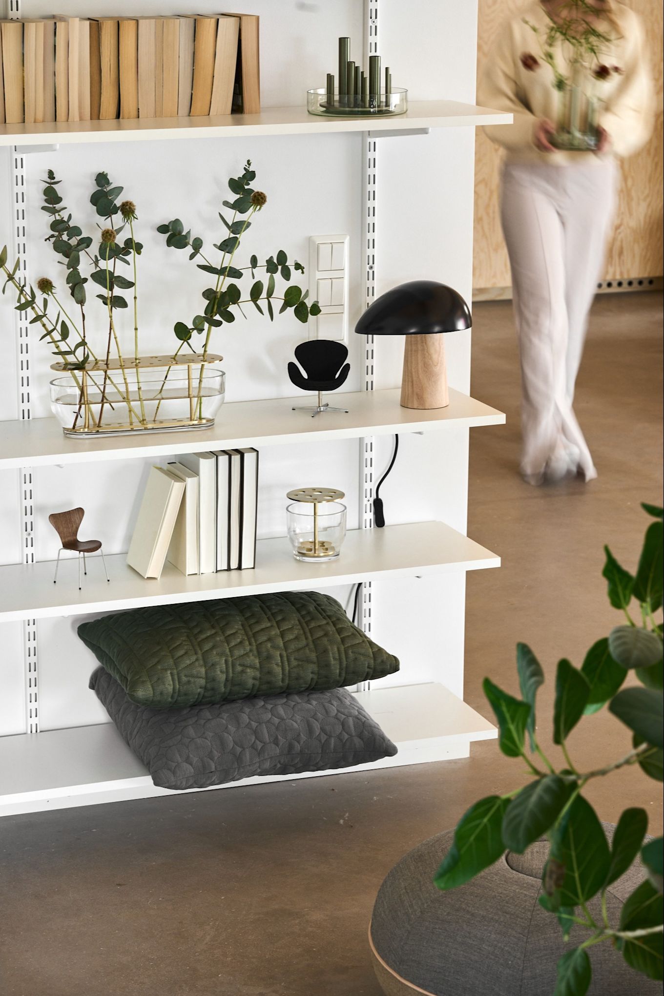 Aquí puedes ver una estantería decorada con varios productos de Fritz Hansen, como los
jarrones Ikebana largo y pequeño y la lámpara de mesa Night Owl.