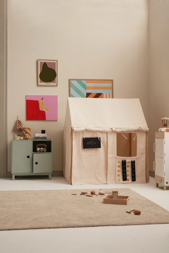 Con la casita con carpa Kids Base podrás crear una estancia dentro de la habitación, un buen consejo a la hora de decorar habitaciones infantiles es hacer pequeñas estancias para diferentes tipos de juegos o actividades.