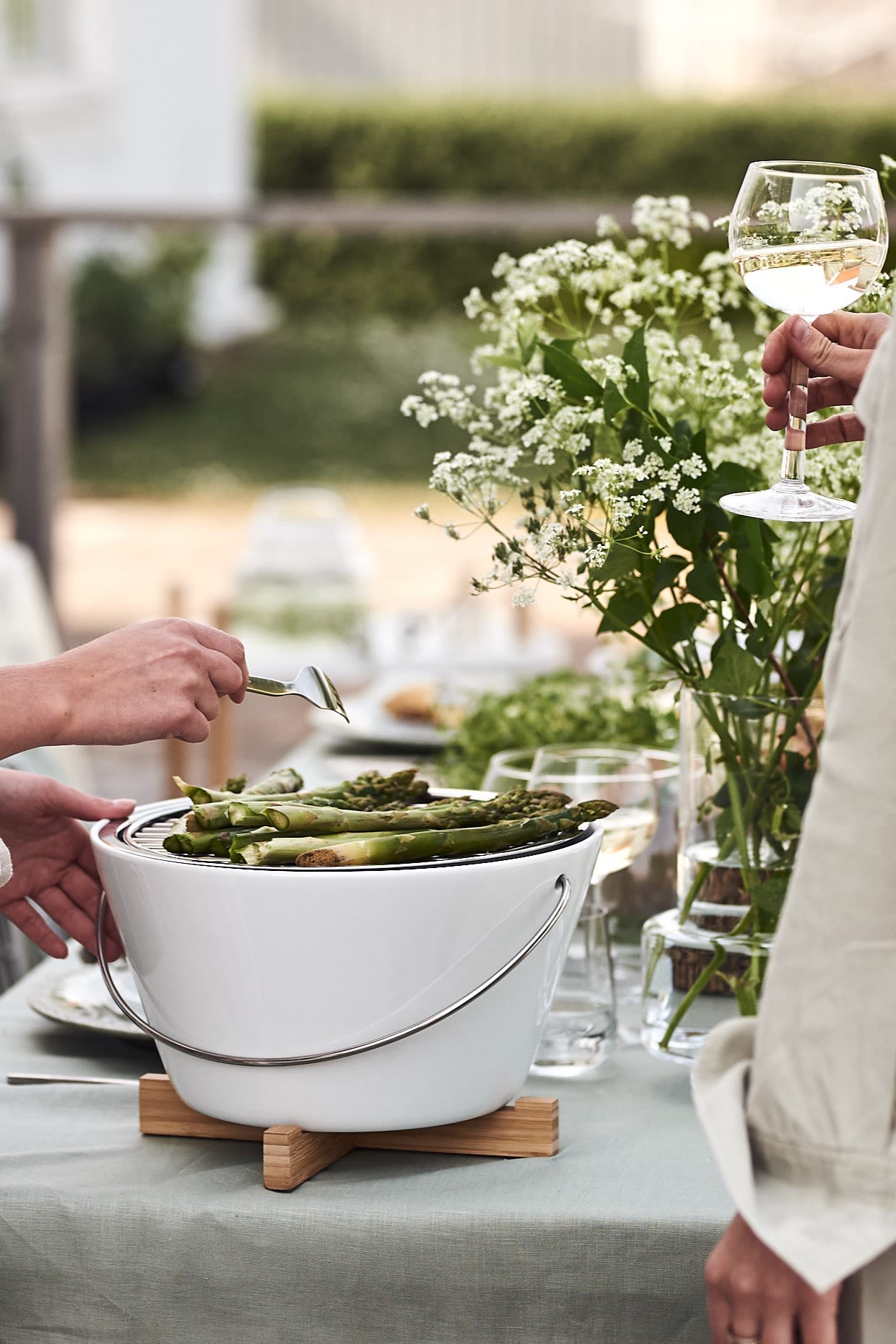 Ideas de decoración para patios acogedores: crea un patio acogedor amueblándolo con una práctica y elegante mesa-parrilla que puedas llevar contigo dondequiera que estés.