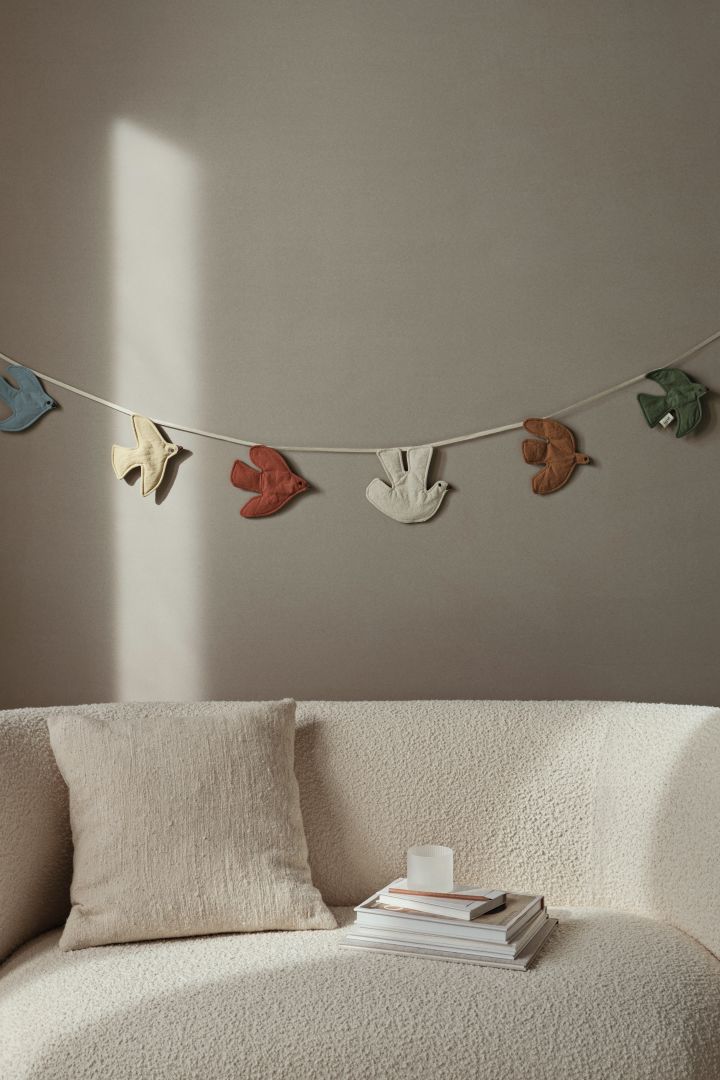 Deja que los colores se reflejen en los detalles a la hora de decorar la habitación infantil, aquí la guirnalda Swif Bird con pequeños pájaros de fieltro de diferentes colores resulta agradable para colgar en la pared y aportar un toque de color.